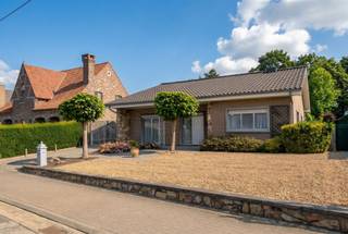 <p><span>Vrijstaande woning op een perceel van 9a 23ca in Val-Meer</span></p><p><span>Deze vrijstaande woning, gelegen langs de verbindingsweg in Val-Meer, bevindt zich op een ruim perceel van 9a 23ca en beschikt over een bewoonbare oppervlakte van </span><span>234 m²</span><span>.</span></p><p><span>We betreden de woning via de ruime inkomhal, die toegang biedt tot de gezellige woonkamer met aansluitende eetruimte. Deze leefruimte wordt verwarmd op mazout via convectoren en geniet dankzij de grote raampartijen van een aangename hoeveelheid natuurlijke lichtinval.</span></p><p><span>Aansluitend bevindt zich de keuken, uitgerust met kwalitatieve Miele-toestellen, waaronder een elektrische kookplaat, dampkap, oven, vaatwasser en ingebouwde koelkast.</span></p><p><span>Op het gelijkvloers zijn drie volwaardige slaapkamers aanwezig, evenals een extra bureau- of hobbyruimte. De badkamer is praktisch ingericht en voorzien van een wasmeubel, ligbad en douche.</span></p><p><span>De verdieping beschikt over een vierde slaapkamer. Daarnaast is er voldoende ruimte om een extra slaapkamer of multifunctionele ruimte te creëren, waardoor de woning tal van mogelijkheden biedt voor grotere gezinnen of thuiswerkers.</span></p><p><span>Verder is de woning gedeeltelijk onderkelderd. In de kelder bevinden zich de aansluitingen voor een wasmachine en droogkast. Daarnaast is er een extra ruimte die perfect kan dienen als speelkamer, hobbyruimte of stockage.</span></p><p><span>De woning is voorzien van dubbele beglazing, geplaatst in deels aluminium en deels pvc-raamprofielen. Het EPC-label D biedt bovendien mogelijkheden voor energetische renovaties en verbeteringen, waardoor toekomstige eigenaars de woning verder kunnen optimaliseren naar hedendaagse normen.</span></p><p><span>Achteraan de woning bevindt zich een aangename veranda waar u in alle rust kunt genieten van het mooie uitzicht op de volledig omheinde tuin.</span></p><p><span>Tot slot beschikt de woning over een garage met sectionale poort en biedt het perceel voldoende buitenruimte voor tuinliefhebbers, gezinnen met kinderen of huisdieren.</span></p><p><span> </span></p><p><span>Meer info of graag een bezichtiging? Neem contact op met Iris via <span>Iris@jemar.be</span></span><span> of 0483 110875.</span></p>