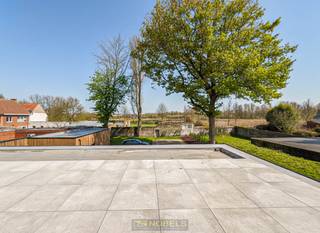 <strong>STIJLVOL NIEUWBOUWAPPARTEMENT</strong> met twee slaapkamers en <strong>EIGEN STAANPLAATS</strong> te Ename (Oudenaarde). Dit <strong>KWALITATIEF AFGEWERKT APPARTEMENT</strong> verwelkomt je in een lichte en open leefruimte <strong>MET GROTE RAMEN</strong> die zorgen voor veel <strong>NATUURLIJK DAGLICHT</strong>. De <strong>OPEN, INGERICHTE KEUKEN</strong> biedt alle ruimte om gezellig te kokkerellen, terwijl de <strong>TWEE COMFORTABELE SLAAPKAMERS </strong>voldoende privacy garanderen. Dankzij de inbegrepen staanplaats parkeer je je <strong>WAGEN ALTIJD VEILIG EN GEMAKKELIJK</strong>. De ligging in het <strong>RUSTIGE EN GROENE ENAME</strong> combineert landelijke rust met stadscomfort: op wandelafstand vind je <strong>BUURTWINKELS</strong>, een bakker en basisschool, en de <strong>VLOTTE VERBINDING MET OUDENAARDE</strong> en omliggende dorpen maakt woon-werkverkeer eenvoudig. Tenslotte kan u gebruik maken van een <strong>GEMEENSCHAPPELIJKE FIETSEN- EN AFVALBERGING</strong>.<br /><br />Adres: Abdijstraat 13 bus 4 te Ename (Oudenaarde)<br />Beschikbaar vanaf 1 februari (vroeger te bespreken)<br />Huurprijs: € 775/maand + € 75 syndic