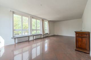 Spacious 5-bedroom corner house for sale along Leopold Van Tyghemlaan in Mariakerke with a garage and multipurpose space.This characterful home combines space, light and countless possibilities. It is perfect as a family home or as an investment thanks to its multipurpose layout and convenient location in the heart of Mariakerke.Layout:*Ground floor: - multipurpose room followed by a spacious indoor garage. This space can serve as a warehouse, practice room or studio, which makes the home extra interesting.*1st floor- hall- bright living room- kitchen - bedroom 1- bedroom 2 - separate toilet- sun terrace *2nd floor: - night hall- bathroom- bedroom 3 followed by a shower, bath and toilet - bedroom 4 - bedroom 5*3rd floor: - attic with expansion options or extra storage space.Pluses- top location in Mariakerke- sunny terrace and bright living areas- 5 bedrooms- garage and multipurpose room with practice or rental optionsAre you looking for a spacious home with possibilities? Contact us today for an on-site visit.This property is subject to the renovation obligation imposed by the Flemish government for residential buildings (unless demolished within 5 years of purchase). For more information, consult the website of the Flemish Energy and Climate Agency at https://www.vlaanderen.be/een-woning-kopen/renovatieverplichting-voor-residentiele-gebouwen