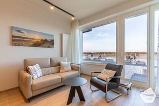 Dit zeer gezellige,<strong> instapklare </strong>appartement bevindt zich langs <strong>het mooiste stuk Zeedijk van Nieuwpoort-Bad</strong>.<br />Dankzij de <strong>topligging</strong> kan u hier steeds genieten van alle rust, <strong>op wandelafstand van het bruisende centrum.</strong><br /><br />De indeling is als volgt:
<ul>
	<li>Ruime inkomhal;</li>
	<li>Gezellige leefruimte met <strong>veel lichtinval</strong> door de grote raampartijen;</li>
	<li>Nieuwe, open keuken met <strong>alle hedendaagse voorzieningen</strong>;</li>
	<li>Apart toilet;</li>
	<li>Badkamer met wastafel en inloopdouche;</li>
	<li>Slaapkamer 1 (<strong>10,92 m<sup>2</sup></strong>) met toegang tot terras;</li>
	<li>Slaapkamer 2 (<strong>12,8 m<sup>2</sup></strong>) met praktische inbouwkast;</li>
	<li>Terras achteraan met praktische buitenberging;</li>
</ul>
<br />Extra troeven:
<ul>
	<li><strong>Zeer ruime kelderberging inbegrepen bij aankoop</strong>;</li>
	<li>Gemeenschappelijke fietsenberging aanwezig;</li>
	<li>Overal rolluiken voorzien;</li>
	<li>Elektrische keuring is <strong>conform</strong> <strong>de bestaande wetgeving</strong>;</li>
</ul>
<br />Benieuwd? Aarzel niet om ons te contacteren voor een bezoek ter plaatse.<br /> 