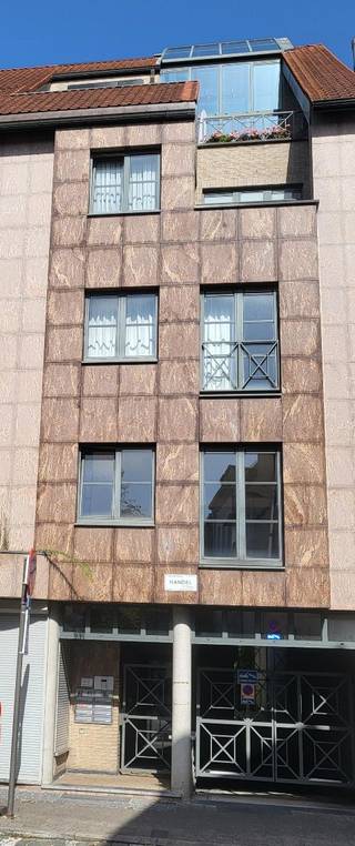 Modern, ruim en energiezuinig doorzon-appartement van 86m2 met autostaanplaats.<br />Gelegen in 2060 Antwerpen, pal tussen het Centraal Station en Park Spoor Noord.<br /><br />- Moderne lift met spraak.<br />- Inkomhal met vestiaire.<br />- Videophone.<br />- Ruime living met volledig ingerichte open keuken.<br />- Aparte WC met handenwasser.<br />- Badkamer met douche, lavabo en aansluiting wasmachine/droogkast.<br />- Aparte berging aan de keuken.<br />- Zeer ruime slaapkamer aan de rustige achterkant.<br />- Ondergrondse autostaanplaats op -1 met automatische dubbele poort.<br />- Ruime kelderberging.<br />- Gemeenschappelijke tuin.<br /><br />Servicekosten (elektriciteit en verwarming gemene delen, water, lift en onderhoud) inclusief verwarming appartement aan €130/maand forfaitair. Enkel elektriciteit is individueel met eigen meter. <br /><br />Ideaal voor alleenstaande of koppel.<br /><br />Bel Michael: 0475 37 10 87<br /><br /><br /><br /><br /><br /><br /><br /><br />