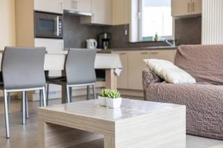 ezoek dit appartement tijdens de Open Huizen Dag op zaterdag 19 september van 09:30 tot 10:30 uur, of neem snel contact op voor een afspraak.<br /><br /><strong>De Panne: modern 2-slaapkamerappartement met zeezicht te koop!</strong>
<p>Dit recent en ruim appartement is gelegen in de kleinschalige residentie Condor Beach,op een absolute toplocatie in De Panne. Het bevindt zich op de 4de verdieping en wordt verkocht inclusief private kelderberging. Daarnaast is er de mogelijkheid tot aankoop van een dubbele garage voor €85.000.</p>
<p><br /><strong>Indeling:</strong><br />Inkomhal, apart toilet, praktische berging met alle aansluitingen, twee volwaardige slaapkamers waarvan één met en suite douchekamer, aparte badkamer met bad, en een lichtrijke woonkamer met prachtig zeezicht. Verder is er een open, volledig ingerichte keuken en een aangenaam terras.<br /> </p>
<p><strong>Troeven:</strong></p>
<ul><li>Lichtrijke woonkamer met zeezicht</li><li>Recent gebouw – volledig instapklaar</li><li>Kleinschalige residentie op topligging</li><li>Mogelijkheid tot aankoop dubbele garage (€99.000)</li><li>Goede EPC-score</li></ul>
<p>Meer informatie of een bezoek aanvragen? Contacteer Frederick via 058/22.41.70.</p>