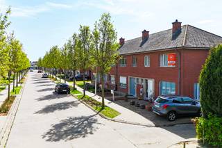 Bent u op zoek naar een energiezuinige en instapklare woning in een rustige buurt van Zele? Deze verzorgde woning met zonnepanelen en EPC-label B biedt modern comfort zonder renovatiezorgen.<br /><br /><strong>De indeling:</strong><br />Op het gelijkvloers komt u binnen via de inkomhal met gastentoilet. De lichte leefruimte met open keuken vormt het hart van de woning. Verder vindt u hier een praktische berging en een inpandige garage met automatische poort.<br /><br />De eerste verdieping beschikt over <strong>vier volwaardige slaapkamers</strong> en een verzorgde badkamer met tweede toilet. Op de tweede verdieping bevindt zich een <strong>grote, geïsoleerde zolder </strong>(36 m²) die u naar wens kunt inrichten als extra hobbyruimte of master bedroom.<br /><br />Buiten geniet u van een zonnige, praktisch ingerichte tuin inclusief speeltoestellen voor de kinderen. Dankzij de uitstekende isolatie en rolluiken overal woont u hier uiterst comfortabel en energiezuinig.<br /><br /><strong>Bezoek inplannen?</strong><br />Neem contact op met <strong>Kübra via 04 65 08 41 48</strong> of mail naar <strong>kubra@ocvastgoed.be</strong>.<br /><br />EPC: 151 kWh/m²jaar (B-label)<br />Bruikbare vloeroppervlakte 179 m² (Volgens het EPC-verslag) - Perceeloppervlakte 300 m²<br />Stedenbouwkundige inlichtingen: Woonuitbreidingsgebied, bouw vergund, geen verkavelingsvergunning, geen rechterlijke herstelmaatregel of bestuurlijke maatregel opgelegd, geen voorkooprecht.<br />Geen overstromingsgevoelig gebied. P-score = C, G-score = C<br />Elektriciteit niet-conform