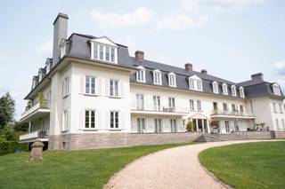 Dit lichtrijke hoekappartement bevindt zich in een karaktervol gebouw en biedt een aangename woonomgeving met veel natuurlijke lichtinval. Dankzij...