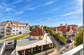 Zeer lichtrijk en instapklaar appartement met een gevelbreedte van circa 5,5 meter, ideaal gelegen tussen het Albertplein en het Driehoeksplein. Het appartement bevindt zich in een kleinschalige en bijzonder verzorgde residentie met slechts één appartement per verdieping. Dankzij de zuidgerichte oriëntatie en het open zicht geniet de leefruimte van een uitzonderlijke lichtinval.<br /><br />Indeling: inkomhal met ingemaakte kasten en gastentoilet. Ruime en lichtrijke leefruimte met toegang tot het zuidgerichte terras en een aangenaam open zicht. Volledig ingerichte keuken voorzien van alle comfort. Praktische berging met aansluiting voor wasmachine.<br /><br />Volwaardige hoofdslaapkamer en aansluitende badkamer. Tweede volwaardige slaapkamer met eigen douchekamer.<br /><br />Privatieve kelder en gemeenschappelijke fietsenberging in de residentie. Mogelijk tot huren van een garage in een zeer nabij gelegen residentie.