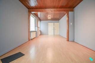 Deze licht te renoveren halfopen bebouwing met twee slaapkamers beschikt over een bewoonbare oppervlakte van 143 m² (volgens EPC-attest) en is...