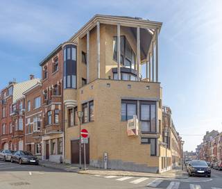 <p>Ontdek deze ruime en karaktervolle eigendom met maar liefst drie verdiepingen, perfect voor wie houdt van ruimte, comfort en een vleugje luxe. Via de centrale inkomhal, kom je terecht in de burearuimte die eveneens kan dienen als ruimte voor vrij beroep, de garage geschikt voor twee wagens, en een afzonderlijk toilet.</p><p>Op de eerste verdieping vind je een volledig uitgeruste keuken en een lichtrijk salon (46m²). De tweede verdieping biedt twee ruime slaapkamers waarvan één met zuidgericht terras, een stijlvolle badkamer met ligbad, dubbele lavabo, een wasberging met ingebouwde kasten, en een apart toilet. De derde verdieping verrast met twee slaapkamers met mezzanine, een badkamer met douche, én een zonneterras (met zonnescherm) waar je in alle rust kan genieten. Op de tussenverdieping bevindt zich een derde terras met een sfeervol elektrisch fonteintje. De ruime kelder is volledig ingericht met een fitnessruimte, een wijnkelder, en extra bergruimte.</p><p>Dit prachtige pand ligt op wandelafstand van openbaar vervoer, winkels en voorzieningen, in een rustige maar goed bereikbare buurt van Anderlecht.</p><p>EPC 186 kWh/(m²jaar) - label D<br />Elektrische keuring niet conform</p>