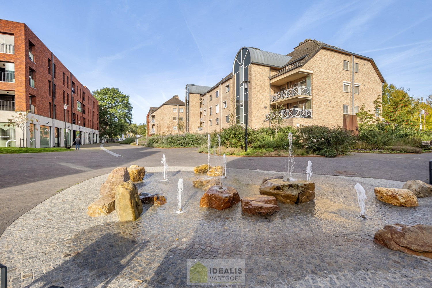 IDEALIS VASTGOED – KNAP APPARTEMENT GELEGEN OP UITERST CENTRALE LOCATIE TE OVERPELT, PELT. Dit knappe appartement met bouwjaar 2000 omvat een aangename ca.72m² en  biedt plaats aan een lichtrijke leefruimte met aansluitend goed onderhouden keuken, 2 knapp - foto 4