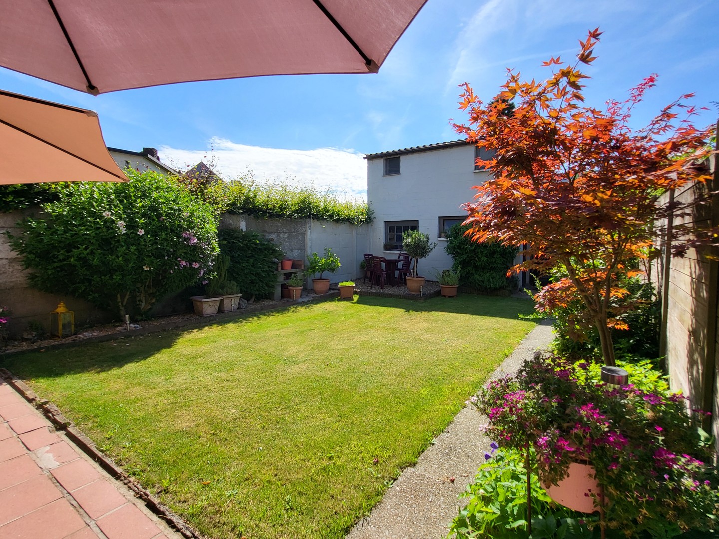Deze ruime halfopen bebouwing met een bewoonbare oppervlakte van 134 m² is rustig gelegen aan de stadsrand. - foto 4