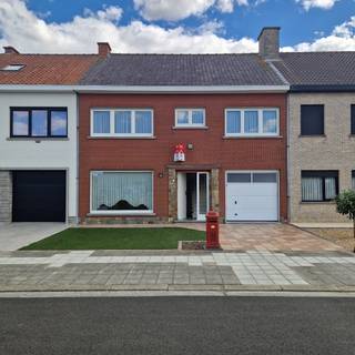 <strong>Ruime gezinswoning met 4 slaapkamers te koop in Wervik. </strong><br /> 
<p>Ben je op zoek naar een ruime, instapklare gezinswoning in een rustige omgeving? Dan is deze verzorgde woning zeker een bezoek waard.</p>

<p>De woning beschikt over <strong>vier volwaardige slaapkamers</strong>, waardoor er voldoende ruimte is voor een groot gezin, een thuisbureau of hobbykamer. Daarnaast biedt de <strong>ruime zolder</strong> tal van mogelijkheden, zoals extra bergruimte of de inrichting van een bijkomende kamer.<br /><br /><strong>indeling: <br />gelijkvloers:</strong><br />inkomhal, leefruimte, keuken, garage, veranda, tuin<br /><br /><strong>1ste verdiep:</strong><br />4 slaapkamers, badkamer<br /><br />Zolder: mogelijk tot extra kamer of bergruimte<br /><br /><strong>Troeven: </strong></p>

<ul><li>Zonnepanelen</li><li>goeie epc</li><li>instapklaar</li><li>4 slaapkamers</li><li>ruimen woning</li><li>garage</li><li>oprit <br />	 </li></ul>