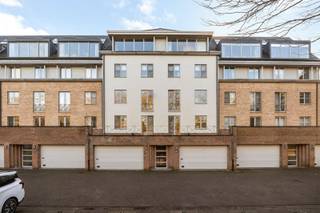 Vlakbij het centrum van Brasschaat, maar toch rustig en omringd door groen, vinden we dit lichtrijke appartement aan de Miksebaan met een uniek...