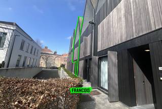 Deze prachtige stapelwoning is gelegen in residentie 'Wispeltuin' in een zijstraat van de Katelijnestraat te Brugge. Het complex bevindt zich...