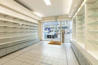 Dit gebouw ademt geschiedenis en beschikt over een aantal authentieke elementen. Een prachtige houten trap is de absolute eye-catcher in dit pand.<br /><br />Ideaal als handelspand op de benedenverdieping (vroeger apotheek) en ruime woonst daarboven. Perfect voor vrije beroepen (dokterspraktijk, advocatenkantoor, architectenbureau, boetiek, …) of wie een commerciële activiteit aan huis wil starten.<br />Ondanks de centrale ligging beschikt u over een uitgestrekte, groene tuin. Een oase van rust achter uw kantoor of woning!<br /><br />Via de achterliggende straat is er nog een overdekte garage en extra opslagruimte.<br /><br />Het pand ligt midden in het centrum van Kortessem, direct aan de verbindingsweg. Zo is er een hoge zichtbaarheid voor uw handelsactiviteit en bovendien zijn er eigen parkeerplaatsen voor de deur.<br />Er is een vlotte verbinding met omliggende steden dankzij de as Genk-Hasselt-Tongeren. Ideaal is voor zowel klanten als woon-werkverkeer.<br /><br />Het pand vraagt renovatie, wat u de kans biedt om de woning én de zaak volledig naar eigen smaak en noden in te richten met behoud van de historische ziel van het pand. <br /><br />Indeling:<br />Gelijkvloers: handelsruimte, sanitair, woonkamer, keuken<br />Eerste verdieping: 4 slaapkamers, badkamer en toilet<br />Tweede verdieping: 4 slaapkamers en berging<br />Volledig onderkelderd<br /><br />Beknopt:<br />Bouwjaar: 1967<br />Opp: 9a47ca<br />Cv op mazout<br />Houten ramen met enkel glas<br />EPC: 339 kWh/m² - D-label<br /><br /><br />Bestuursmaatregelen in het maatregelenregister: nee