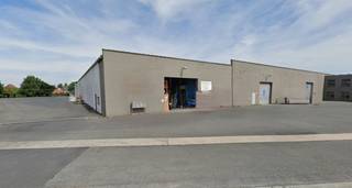 Kenmerken en Afmetingen: * Oppervlakte: 2.200 m² * Afmetingen: ca. 120 meter diep x 18 meter breed * Vrije hoogte: 4,5 meterAfwerking: * Constructie:...