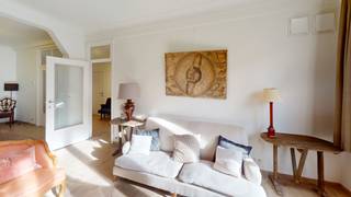 <p><strong>Stijlvol gemeubeld appartement</strong> op een steenworp van het <strong>Centraal Station</strong></p>
<p>Indeling: Hal, vestiaire en separaat toilet. Ruime <strong>sfeervolle leefruimte, volledig ingericht</strong> . Verder een uitgeruste keuken voorzien van alle huisraad. Eén <strong>grote slaapkamer rustig gelegen aan de achterkant</strong>. Badkamer met inloopdouche, wastafel en wasmachine.</p>
<p>Mogelijkheid tot het huren van een <strong>autostaanplaats</strong> in de nabijheid.<br /><br />Troeven: <br />- Zeer centrale locatie <br />- Volledig gemeubeld aangeboden <br />- Huurprijs incl. wifi <br /><br /><br /></p>