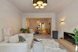 <p>Wie graag in het midden van de stad leeft, is hier op zijn plaats.<br />De Quellinstraat 43 biedt de bewoner een combinatie van stadsleven en gemak.<br />U woont op wandelafstand van het <strong>Stadpark</strong>, <strong>Meir</strong>, <strong>Keyserlei</strong>, <strong>Centraal Station</strong> en <strong>Vogelenmarkt</strong>.<br />Hier geniet u van alle restaurants en winkels in de buurt, met de luxe om alles te voet te kunnen doen.<br /><br />Op de tweede verdieping wacht een appartement van ca. 144 m², dat in 2025 een smaakvolle totaalrenovatie kreeg met <strong>zeer hoogwaardige materialen</strong> en een tijdloze afwerking. De indeling is erg ruim en logisch, met een royale leefruimte en leefkeuken als centraal punt.<br />De bewoner beschikt over <strong>3 ruime slaapkamers</strong> en <strong>2 badkamers</strong>.<br />Praktisch en zorgeloos wonen verzekerd!</p>