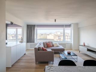 <em>Ruim en lichtrijk 3 slpk appartement met terras nabij het station Gent-Sint-Pieters</em><br /><br />Dit appartement, gelegen op de 5de verdieping, onderscheidt zich door zijn <strong>ruimtelijkheid, praktische indeling en algemene afwerking</strong>. Bijkomende troef is de nabijheid van het <strong>station Gent-Sint-Pieters</strong> en het <strong>Citadelpark</strong> op wandelafstand.<br /><br />Het 3 slpk appartement werd <strong>gerenoveerd in 2021</strong>, <strong>een totaalrenovatie met stijlvolle en tijdloze accenten</strong>. De zwarte stalen binnendeuren, houten vloeren, grote raampartijen en open volumes zetten de toon. Het appartement heeft <strong>een oppervlakte 120m2 en beschikt over een praktische indeling</strong>. De grote ramen, open volumes en ruime hal zorgen voor <strong>een gevoel van ruimte doorheen het appartement</strong>.<br /><br />We betreden het appartement via <strong>de inkomhal met ruime vestiairekast</strong>. Aan <strong>de voorzijde werden de ruimtes opengetrokken</strong> en samengevoegd tot <strong>één groot geheel</strong>. Deze prachtige ruimte geeft plaats aan <strong>de eetplaats, woonkamer en keuken</strong>. De<strong> open keuken met royaal keukeneiland</strong> beschikt over veel bergruimte en werd voorzien van alle toestellen. <br /><br />Centraal vinden we een apart toilet en <strong>de badkamer, met ligbad en regendouche</strong>. Aan de achterzijde vinden we <strong>3 slaapkamers</strong>. Twee identieke slaapkamers van 10m2 en een hoofdslaapkamer van 17m2. Via de ruimste slaapkamer heeft men ook toegang tot<strong> het terras over de volledige breedte van het appartement</strong> . Het appartement beschikt ook over <strong>een privatieve kelderberging</strong> en er is de mogelijkheid tot het bijkopen van een handige staanplaats op de gemeenschappelijke binnenplaats.<br /><br /><strong>De ideale investering en woonplaats door de nabijheid van het station, zijn volume en afwerking.</strong>