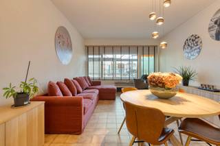 Op het Europaplein in Oostduinkerke vinden we dit ruime en gezellige appartement met drie slaapkamers terug. Het appartement biedt een prachtig...