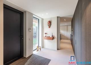 De villa bestaat uit: - op het gelijkvloers: inkomhall met toilet en vestiaire, prachtige en lichtrijke leefruimte met gezellige eetplaats en...