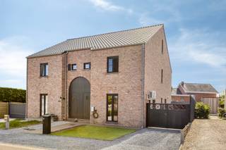 [[ DIT PAND NEEMT DEEL AAN DE ERA OPEN HUIZEN DAG OP 13/6 VAN 9:30 TOT 10:30 ]]
<p>Te koop: modern halfopen huis in Sint-Janstraat, Beringen, op wandelafstand van het centrum.</p><p>Deze woning combineert een uitstekende ligging vlak aan de E313 met een volledig instapklaar interieur. Dankzij de nabijheid van scholen, winkels en het gezellige stadscentrum geniet je van alle voorzieningen binnen handbereik. De tuin van 235 m² biedt ruimte voor ontspanning en buitenleven, terwijl de moderne afwerking je meteen een thuisgevoel geeft.</p><p><br /></p><p>INDELING:</p><p>Gelijkvloers: inkomhal, gastentoilet, woonkamer, open keuken met eetkamer, wasplaats/berging, tuin, terras</p><p>Verdieping +1: nachthal, 3 volwaardige slaapkamers, badkamer</p><p>Verdieping +2: zolder (bereikbaar via vaste trap)</p><p>Extra ruimtes: polyvalente ruimte (bureau, speelkamer of hobbyruimte</p><p><br /></p><p>Troeven:</p><p>• Vlak aan de E313 – snelle verbinding naar Antwerpen en Hasselt</p><p>• Volledig instapklaar – geen renovatie nodig</p><p>• Op wandelafstand van het centrum – winkels en scholen dichtbij</p><p><br /></p><p>Neem vandaag nog contact op met je ERA-makelaar voor een bezoek.</p><p>JOUW DROOMHUIS. ZO GEVONDEN!</p>