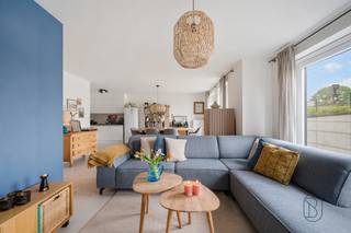 Te koop: recent appartement met 2 slaapkamers in Landegem<br /><br />In de Stationsstraat in Landegem, op een rustige maar bijzonder centrale ligging vlak bij winkels, scholen en groene wandelzones, bevindt zich dit recent appartement uit 2021.<br /><br />INDELING: inkom, gezellige lichtrijke leefruimte, open geïnstalleerde keuken, nachthal, berging, toilet, 2 slaapkamers en badkamer. <br /><br />Wat maakt dit pand uniek?<br />De recente bouw, het energiezuinige karakter en de moderne afwerking zorgen voor een zorgeloze instap.<br /><br />Mogelijkheid bijkopen staanplaats voor €15.000.<br /><br />Voor wie is dit ideaal?<br />Ideaal voor starters, pendelaars of koppels die op zoek zijn naar een modern appartement op een bereikbare locatie met alle voorzieningen in de buurt.<br /><br />Te koop via Immo Beguin, jouw vastgoedexpert sinds 2009, met kantoren in Ronse, Waregem, Kortrijk, Deinze, Doornik en Lessines.<br /><br />Meer informatie of een bezoek: charlotte@immobeguin.be