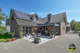 RUIM, ENERGIEZUINIG LANDHUIS GELEGEN TEGEN NATUURGEBIED<br /><br />Deze uitzonderlijke goed onderhouden woning is gelegen langs de Schoolstraat in Opoeteren, een deelgemeente van Maaseik. Van hieruit zijn het centrum van Opoeteren en de omliggende gemeentes Opglabbeek, As en Dilsen-Stokkem maar ook het centrum van Maaseik vlot te bereiken.<br /><br />Dankzij het gunstige EPC B-label kan deze woning absoluut energiezuinig genoemd worden, mede door de 30 zonnepanelen ( x 195 = 5.850 kWh ). Bovendien is de woning overal uitgerust met grotendeels elektrische  rolluiken en is er vloerverwarming voorzien op het gelijkvloers ( met uitzondering van de slaapkamer ).<br /><br />De woning is zeer praktisch ingedeeld met een ruime leefgedeelte van meer dan 55 m² aan de achterzijde van waaruit u via de grote raampartijen een mooi zicht heeft op het achtergelegen groen. Deze ruimte is opgedeeld in een goed uitgeruste keuken, een eetplaats en een gezellige zithoek met gashaard. Voorts zijn er nog een inpandige garage, een wasplaats, een berging, inkomhal, gastentoilet en een gelijkvloerse slaapkamer met aanpalende badkamer aanwezig. Hierdoor is gelijkvloers wonen hier perfect mogelijk.<br /><br />Op de eerste verdieping zijn er naast de zeer ruime overloop nog 2 extreem grote slaapkamers met inbouwkasten voorhanden waarvan de grootste slaapkamer zelfs over een dakterras beschikt van waar u een adembenemend zicht heeft op het achtergelegen natuurgebied.<br /><br />De woning is gelegen op een volledig omheind perceel van 8,57 are waar u aan de achterzijde direct het natuurgebied kan inwandelen. In de tuin zijn er diverse gezellige zithoekjes en tegen de woning werd er recent een strakke terrasoverkapping met automatisch lamellendak en screens geïnstalleerd waardoor u zelfs met slecht weer kan genieten van de mooie omgeving.<br /><br />Ook werd er in de tuin een ruim bijgebouw gerealiseerd die in het verleden dienst heeft gedaan als stalling voor een camper. Maar dit gebouw kan ook perfect dienst doen als bijvoorbeeld kangoeroewoning, vakantiewoning of zelfs kantoor- of praktijkruimte.<br /><br />Enkele TROEVEN van deze woning opgelijst:<br /><br />+ Ligging tegen natuurgebied<br />+ Goed onderhouden en instapklaar<br />+ Energiezuinig: EPC label B ( 173 )  <br />+ 30 zonnepanelen ( x 195 kWh )<br />+ Recente hoogrendement aardgasketel<br />+ Vloerverwarming in leefgedeelte<br />+ Gelijkvloers wonen mogelijk<br />+ Bijgebouw met tal van gebruiksmogelijkheden<br />+ Overal rolluiken voorzien<br />+ Grote raampartijen / veel lichtinval<br />+ Alarminstallatie<br />+ Asbestvrij<br /> +Recente terrasoverkapping<br />+ 228 m² bewoonbare oppervlakte<br /><br />Kortom, een buitenkans voor wie op zoek is naar een energiezuinig landhuis tegen het groen! Meer info? Contacteer Maarten Delbroek via maarten@vestio.com of bel nar 0471/034804.<br /> 