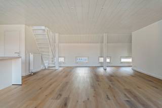 Ben jij nu op zoek naar een duplex-appartement met 2 slaapkamers dat gelegen is op de bovenste verdieping en recent werd gerenoveerd. <br />Dit appartement beschikt over een EPC B en conforme elektrische keuring. <br /><br />De ligging in het centrum van Lokeren zorgt ervoor dat winkels, horeca, scholen en openbaar vervoer vlot bereikbaar zijn.<br /><br />Indeling:<br />- Open leefruimte met nieuwe keuken<br />- Badkamer met douche, toilet en lavabo<br />- Ruim terras<br />- Technische ruimte<br />- 2 slaapkamers<br /><br />Troeven:<br />- Recent gerenoveerd<br />- 2 slaapkamers<br />- Gelegen op de bovenste verdieping<br />- Ruim terras<br />- EPC-label B<br />- Elektrische installatie conform<br />- Asbestveilig<br />- Centrale ligging in Lokeren<br /><br />Het appartement is volledig instapklaar en kan zowel als eigen woning als investering worden gebruikt.<br /><br />Interesse in dit appartement?<br />Neem rechtstreeks contact op met Robbe via 0498 26 28 49 voor meer informatie of een bezoek.