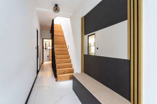 OPENDEUR ZATERDAG 26/9 van 13u tot 16u. Bezoek op afspraak.<br /><br />Deze prachtige woning combineert de charme van authentieke art-deco-elementen met hedendaags wooncomfort. De karaktervolle gevel en het balkon, geven de woning een unieke uitstraling. De woning werd volledig gerenoveerd met oog voor kwaliteit, comfort en energiezuinigheid.<br /><br />Gelegen in Deurne, nabij het Rivierenhof, winkels, scholen, openbaar vervoer en het Wijnegem Shopping Center. Een centrale ligging met alle dagelijkse voorzieningen binnen handbereik.<br /><br />Via de ruime inkomhal betreedt u de woning. De royale en lichtrijke leefruimte biedt volop plaats voor een zitkamer en eetkamer. De open keuken vormt een echte eyecatcher met haar stijlvolle kookeiland, ruime opbermogelijkheden en hoogwaardige geïntegreerde toestellen van Miele en Smeg. Op het gelijkvloers bevindt zich eveneens een eerste badkamer.<br /><br />Een absolute troef is de zuidgerichte tuin, die rechtstreeks toegankelijk is vanuit de leefruimte. Hier geniet u de hele dag van de zon.<br /><br />De 1ste verdieping is voorzien van een mooie parketvloer en omvat 3 slaapkamers, waarvan één met rechtstreekse toegang tot het charmante balkon. Daarnaast beschikt deze verdieping over een 2de badkamer en diverse praktische maatkasten, waaronder aansluitingen voor wasmachine en droogkast.<br /><br />De volledig afgewerkte en verwarmde kelder biedt extra ruimte en een aparte voorraadkamer. Alle aanwezige meubels zijn inbegrepen in de verkoopprijs.<br />EPC B- P- & G-score B-Stedenbouw in aanvraag