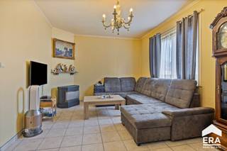 Bent u op zoek naar een appartement met potentieel en een goede ligging? Dit ruime appartement op de tweede verdieping van een kleinschalig...