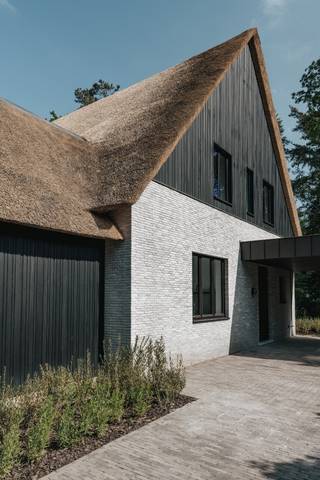 Op een gunstige locatie staat deze eigentijdse riet gedekte villa op een perceel van ca. 1.872m².Deze compacte, uitgekiende woning biedt de beleving...