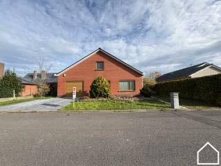 Ruime en goed onderhouden bungalow met zonnige tuin– Elverdinge dorpskernONTDEK DEZE WONING VIA DE VIDEO:...