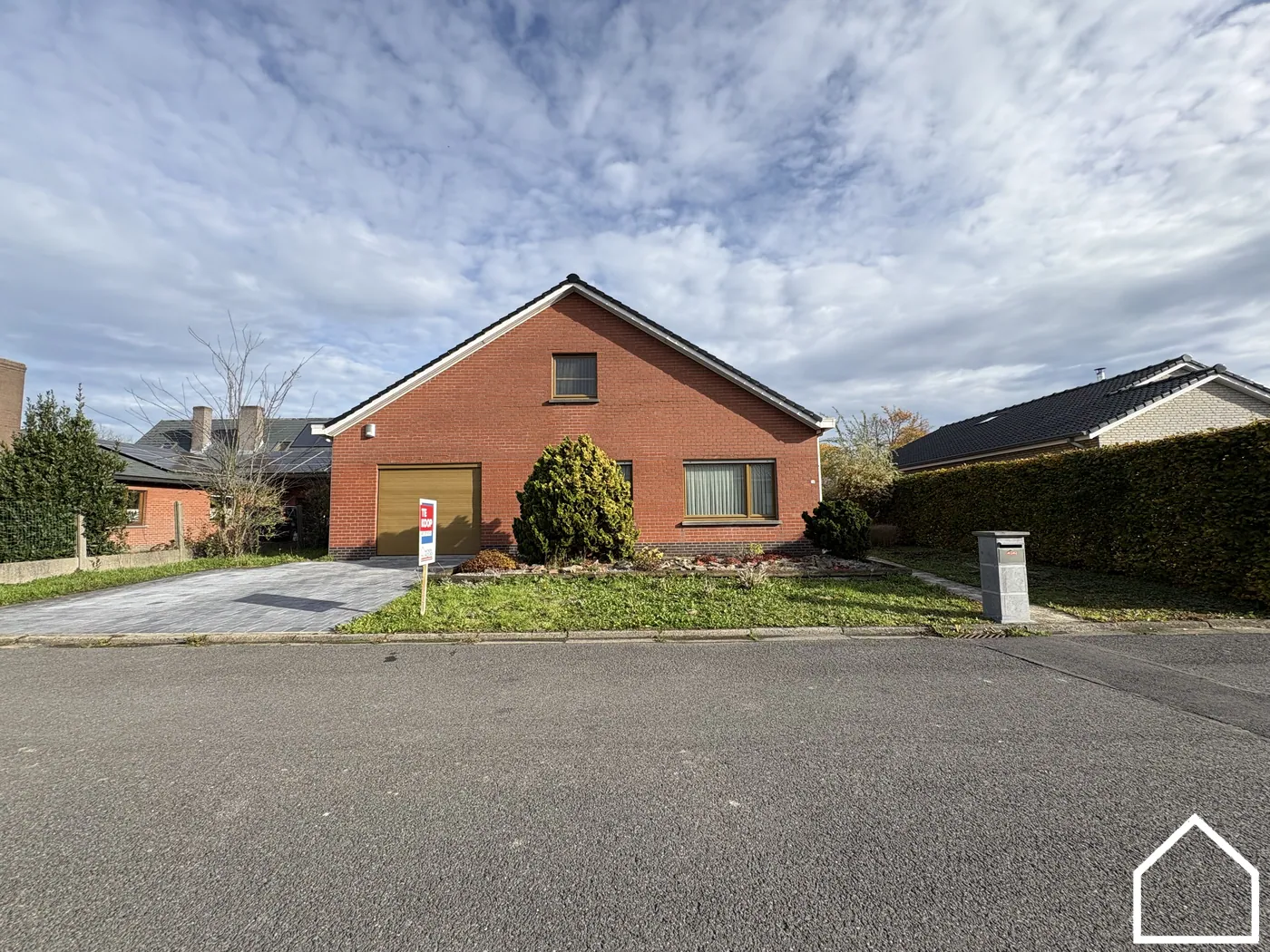 Ruime en goed onderhouden bungalow met zonnige tuin, Elverdinge dorpskern. Opp: 844m². - foto 2