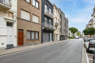 In het centrum van Blankenberge, op wandelafstand van winkels, openbaar vervoer en de zee, bevindt zich deze karaktervolle rijwoning met...