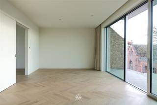 <p><span>GHENT</span><span>- </span><span>Bijlokehof 4</span><span>: Vous êtes à la recherche d'un </span><span>appartement exceptionnel nouvellement construit avec</span><span> une belle vue sur le parc de la Bijloke </span><span>à louer à Gand ?</span><span> Ce bien est peut-être fait pour vous.</span></p><p><span> </span></p><p><span>Les principaux atouts en bref :</span></p><ul><li><span>Projet de construction neuve très bien achevé </span></li><li><span>Terrasse spacieuse avec vue sur le parc de la Bijloke et l'ancienne église de la Bijloke</span></li><li><span>Hauts plafonds avec rideaux sur mesure</span></li><li><span>Armoires encastrées</span></li><li><span>Cave spacieuse incluse, point d'électricité fourni</span></li><li><span>Possibilité de louer des places de parking souterrain supplémentaires à €120/mois + 30 frais généraux</span></li></ul><p><span> </span></p><p><span>Disposition :</span></p><p><span>Hall d'entrée avec armoires encastrées, espace de vie avec cuisine ouverte entièrement installée, 2 chambres spacieuses avec armoires encastrées, 2 salles de bains dont 1 avec baignoire et 1 avec douche à l'italienne, toilettes séparées et débarras.</span></p><p><span> </span></p><p><span>Domicile obligatoire.</span></p><p><span>Loyer : € 150 + € 175 provision pour l'entretien des parties communes et la consommation privée de chauffage. L'électricité et l'eau sont à payer séparément.</span></p><p><span> </span></p><p><span>Contactez l'agence immobilière Axel Lenaerts pour une visite des lieux via notre site web.</span></p>