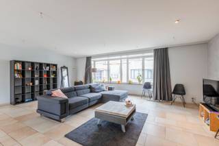 <span>Handelshuis bestaande uit een <strong>commercieel gelijkvloers en een bovengelegen woonst</strong>, gelegen op een zichtlocatie in het centrum van Nieuwkerken-Waas, met goede bereikbaarheid naar E34, nabij openbaar vervoer en scholen. Ruime parkeergelegenheid op enkele meters aan het dorpsplein Ten Bos. </span><br /><br /><span>Het <strong>handelsgelijkvloers</strong> heeft een oppervlakte van ca. 146 m² en beschikt over een <strong>winkelruimte met</strong> <strong>grote etalage</strong>, een <strong>ruime opslagplaats</strong>, een aparte berging en toilet.</span><br /><br /><span>Het <strong>woongedeelte</strong> met een bewoonbare oppervlakte van ca. 168 m² bevindt zich op de eerste en tweede verdieping en is toegankelijk via een trap die zich achteraan naast de winkelruimte bevindt. </span><br /><span>De eerste verdieping beschikt over een ruime lichtrijke woonkamer met zich op het groot zonnig terras (ca. 54 m²) en een volledig ingerichte keuken. </span><br /><br /><span>Op de tweede verdieping bevinden zich <strong>3 slaapkamers</strong>, een apart toilet en een doucheruimte.</span><br /><span>De zolderverdieping (3<sup>de</sup> verdieping) biedt nog heel wat extra bergruimte.<br /><br />Het pand werd grondig gerenoveerd in 2010. </span><br /><br /><span>Dit multifunctioneel pand biedt <strong>tal van mogelijkheden</strong> en is geschikt als kantoor, winkel of praktijk in combinatie met een woonst. </span><br /><br /><span>Zowel het handelspand als de woonst zijn voorzien van zowel verwarming als koeling (aardgas) en beschikken over dubbele beglazing. </span><br /><br />Interesse? Bel voor info of een vrijblijvend bezoek naar 0497 17 93 00 of mail naar alexandra@claves.be. <br /><br /><em>Dit pand heeft een EPC C met certificaatnummer 20210427-0002407580-KNR-1.<br />Consulteer de website van het Vlaams Energie- en Klimaatagentschap voor meer informatie over de richtlijnen voor niet residentiële gebouwen:<br />https://www.vlaanderen.be/bouwen-wonen-en-energie/niet-residentiele-gebouwen/verplichtingen-voor-niet-residentiele-gebouwen/renovatieverplichting-voor-niet-residentiele-gebouwen</em>