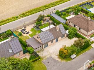 Deze open bebouwing op 575m² grond gelegen in een kindvriendelijke, rustige en groen wijk biedt het allemaal...<br /><br />ONTDEK DE WONING VIA DE VIDEO: https://youtube.com/embed/W2soIcwEqqk<br /><br />INDELING:<br /><br />GLV: Inkomhal (5,85m²) met toilet en washandbakje - leefruimte (22,66m²) - veranda met houtkachel (20,58m²) - half open keuken met inductiekookplaat, vaatwasser, frigo, heteluchtoven en microgolfoven (11,12m²) - badkamer 1 met inloopdouche, enkel wasmeubel en handdoekradiator (3,78m²) - slaapkamer (12,8m²) - garage met aansluitende wasberging (30,6m²) - terras (40m²) - tuin met achteruitweg (297,50m²) - carport (29m²) <br /><br />1STE VERDIEPING: Nachthal (6,32m²) - badkamer met ligbad, toilet, enkel wastafel en handdoekradiator (6,11m²) - 2 slaapkamers met mogelijkheid tot 3de slaapakmer (20m² - 20m²) <br /><br />EXTRA: 32 zonnepanelen - 10.000L regenwater - lucht/lucht warmtepomp - asbestveilig<br />