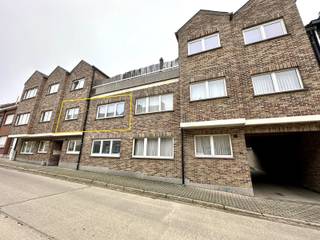 Dit appartement is gelegen op wandelafstand van winkels, scholen, openbaar vervoer en station. Indeling: inkomhal/nachthal, aparte toilet,...