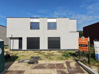 <p>Energiezuinig wonen in een rustige, groene omgeving</p><p>Tijdelijke actie: de 1ste koper ontvangt 10 operationele zonnepanelen van 460 Wp, ter waarde van € 5.000, volledig GRATIS.</p><p>In Project Veldzicht in Begijnendijk bevinden zich momenteel al 4 woningen in de ruwbouwfase en zullen binnenkort wind- en waterdicht zijn. Wie snel beslist, kan de materialen en afwerking nog naar eigen smaak kiezen.</p><p>De woning ligt in een doodlopende straat en geniet van een rustige ligging met een open, landelijk uitzicht aan de achterzijde. Tegelijk woon je op wandelafstand van het station, met verbindingen richting Antwerpen, Hasselt, Leuven en Brussel. Ook het centrum van Begijnendijk en de stad Aarschot bevinden zich vlakbij.</p><p>Op het gelijkvloers is er een inkomhal met apart gastentoilet. Verder beschikt de woning over een inpandige garage, een ruime leefruimte en een open keuken. Dankzij de grote raampartijen geniet je hier van veel natuurlijk licht en een mooi zicht op de tuin en de achterliggende weide.</p><p>De eerste verdieping omvat 3 volwaardige slaapkamers, een nachthal met afzonderlijk toilet en een praktische wasberging. De badkamer heeft plaats voor een ligbad, een aparte douche en een dubbele wastafel.</p><p>Voor een laag energieverbruik en een hoog wooncomfort wordt de woning voorzien van:</p><p>* een warmtepomp met vloerverwarming;<br />* ventilatiesysteem type D;<br />* regenwaterrecuperatie;<br />* 10 zonnepanelen van 460 Wp;</p><p>De verkoop gebeurt onder de Wet Breyne (12% registratie op de grond en 21% btw op de constructie)</p><p>Interesse in deze woning? Contacteer ons via 016 90 10 21 of info@future-home.be.<br /> </p>