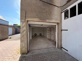 Garage spacieux à vendre situé dans la Karel Deswertlaan à Blankeberge. Ce box de garage est situé au rez-de-chaussée.<br /><br />Largeur d'entrée : 28m89<br />Largeur du box de garage intérieur : 3m22<br />Longueur : 6m68<br />Hauteur : 189 m<br /><br />Vous souhaitez une visite ou plus d'informations ici ? N'oubliez pas de contacter la responsable des dossiers Céline Desmet au : 0472 18 38 50 ou celine.desmet@dewaele.com<br /><br />Registre des mesures: non