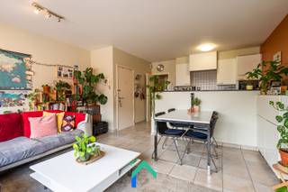 Algemeen<br />Dit gezellig en instapklaar appartement is gelegen op fietsafstand van het bruisende stadscentrum Gent. Dankzij de gunstige ligging bevinden winkels, openbaar vervoer, scholen en horecazaken zich op korte afstand, wat het dagelijkse leven bijzonder comfortabel maakt. Bovendien geniet je van een vlotte verbinding via de nabijgelegen R4. Deze ideale mix van bereikbaarheid, rust en stadsleven maakt dit appartement perfect voor wie centraal wil wonen met alle comfort binnen handbereik.<br /><br />Indeling<br />Bij het betreden van het appartement kom je terecht in een inkomhal die toegang biedt tot de verschillende ruimtes. De ruime en lichtrijke woonkamer vormt het hart van het appartement en biedt voldoende plaats voor een gezellige zithoek en eetruimte. De aanwezigheid van de grote ramen zorgt voor veel lichtinval en creëert een aangename sfeer. Aansluitend bevindt zich de open keuken, praktisch ingericht en voorzien van het nodige comfort. De slaapkamer, die voldoende groot is voor een dubbel bed, grote kast én bureau, ligt aan de achterkant van het appartement. De badkamer is voorzien van een douche en wastafel en biedt bovendien de mogelijkheid om een wasmachine te plaatsen. Tot slot is er nog een handige afgesloten berging in het appartement. <br /><br />Varia<br />Het appartement is ideaal voor starters, alleenstaanden of als investering. Dankzij de praktische indeling en aangename leefruimte geniet je van optimaal wooncomfort. Bovendien is het appartement onderhoudsvriendelijk en klaar om er meteen in te trekken, zonder grote werken. <br />De huurprijs bedraagt momenteel 730 euro per maand maar het contract kan beëindigd worden voor eigen bewoning. <br /><br />Troeven<br />* EPC-label A<br />* Ruime woonkamer<br />* Vlakbij centrum Gent<br />* Uitstekende bereikbaarheid<br /><br />Laat deze kans niet liggen en ontdek zelf de troeven van dit appartement. Neem gerust contact met Tim voor een afspraak.<br />📞 0487 40 21 28<br />📧 tim@gentill.be