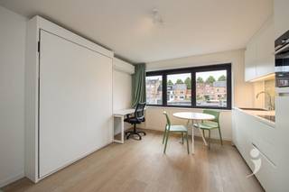 <p><span>Vous cherchez un investissement de qualité sans soucis ou un logement confortable à Louvain ? Ce studio élégant situé au 19, Bankstraat fait partie d'un bâtiment entier qui sera entièrement rénové en 2025 avec des matériaux de haute qualité et selon les règles de l'art.</span></p><p><span>Le studio meublé est optimalement agencé et dispose d'un espace de vie lumineux avec un lit rabattable (sans matelas), un bureau avec chaise, un placard et un coin petit-déjeuner agréable avec table et chaises. La kitchenette moderne est entièrement équipée avec une plaque de cuisson, un réfrigérateur, un lave-vaisselle et un four combiné. De plus, le studio est doté d'un éclairage LED économe en énergie, d'un lavabo encastré et d'une salle de bain soignée avec douche et toilettes.</span></p><p><span>Grâce à l'unité Panasonic, vous bénéficiez d'un climat intérieur agréable tout au long de l'année avec chauffage, refroidissement et climatisation.</span></p><p><span>De plus, le bâtiment dispose d'un espace de stockage commun et d'un local à vélos pratique.</span></p><p><span>L'emplacement dans la calme Bankstraat allie confort résidentiel et excellente accessibilité. À distance de marche et à vélo se trouvent le centre-ville, les campus, les transports en commun, les magasins et les possibilités de loisirs, tout en profitant d'un environnement résidentiel agréable et silencieux.</span></p><p><span>Atouts :</span></p><ul><li><span>Bâtiment entièrement rénové (2025) </span></li><li><span>Finitions et matériaux de haute qualité </span></li><li><span>Entièrement meublé </span></li><li><span>Cuisine équipée moderne </span></li><li><span>Chauffage, refroidissement et climatisation via unité Panasonic </span></li><li><span>Espace de rangement commun et local à vélos </span></li><li><span>Emplacement calme et attractif près du centre de Louvain </span></li></ul><p><span>Un studio idéal pour l'occupation personnelle, des enfants étudiants ou comme investissement intéressant à Louvain.</span></p>