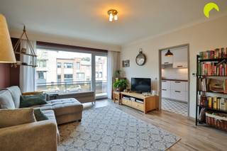 <p><span>Op de 1e verdieping van een kleinschalig gebouw, met slechts 3 appartementen, wordt dit appartement te huur aangeboden.</span></p><p><span>We genieten van een zeer centrale locatie langs de Liersesteenweg in Mortsel. Tram 15 en bus 90 vlakbij en ook het treinstation, supermarkt en winkels op wandelafstand.</span></p><p><span> </span></p><p><span>Het gebouw is onderhoudsvriendelijk (geen lift). De kosten zijn daardoor beperkt: Water, minuterie en blokpolis.</span></p><p><span>Hiervoor wordt een provisie van 50 euro per maand gerekend.</span></p><p><span> </span></p><p><span>Indeling:</span></p><p><span>U komt binnen in de hal met een apart toilet en een berging. </span></p><p><span>Vooraan vinden we de living (31m²), die ons toegang geeft tot het terras vooraan (6m²). </span></p><p><span>Naast de living bevindt zich de recente keuken, ingericht met kasten en toestellen (Kookplaat, vaatwasmachine, oven, ijskast en diepvries). </span></p><p><span>Achteraan zijn er 2 slaapkamers (14m² en 10m²). Via de slaapkamer is er toegang naar het zonnige zuidterras achteraan (3,6m²).</span></p><p><span>De recente badkamer is voorzien van een meubel met lavabo en een douche. De aansluitingen voor wasmachine bevinden zich hier.</span></p><p><span> </span></p><p><span>Nuttige info:</span></p><p><span> </span></p><ul><li><span>Beschikbaarheid: 01/08/2026</span></li><li><span> Maandelijkse kosten: € 50,-/maand (Water, minuterie, blokpolis)</span></li><li><span>Huurwaarborg: 3 maanden</span></li><li><span>EPC: 180 kWh/m²jaar</span></li><li><span>Oppervlakte volgens meting EPC.</span></li></ul><p><span> </span></p><p><span> </span></p><p><span>PLAN VANAF NU ZELF JOUW AFSPRAAK IN VIA ONZE ONLINE MODULE</span></p><p><span>Surf naar het betreffende eigendom op onze website <span>www.habicom.be</span></span><span> en klik vervolgens op de roze knop</span><span> 'PLAN EEN BEZOEK'.</span></p><p><span>Benieuwd naar de waarde van jouw woning? Check het gratis op www.watismijnhuiswaard.be </span></p><p><span> </span></p><p><span> </span></p>