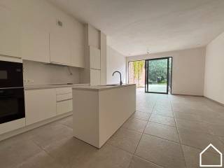 Appartement 00.01 is gelegen op de gelijkvloerse verdieping van Residentie Melrose Place en heeft een totale oppervlakte van 92,76 m². Met daarbij een noord-oost georiënteerd terras van 58 m². Het appartement beschikt over 2 slaapkamers.<br /><br />Residentie MELROSE PLACE omvat 6 ruime appartementen met 1 of 2 slaapkamers en één studio op de<br />gelijkvloerse verdieping bij fase 1 (Rijselstraat). In een latere fase van dit project (Merghelynckstraat) worden er<br />1duplex-appartement , 4 lofts en 1 bestaande loft gerealiseerd.<br /><br />Verder is er ook een mogelijkheid tot aankopen van autostaanplaats en/of garage.<br /><br />Bij het ontwerp werd gekozen om exclusieve en betaalbare appartementen te ontwikkelen.<br /><br />Ook de ligging van residentie MELROSE PLACE is één van de grote pluspunten, de residentie is gelegen in<br />het hart van de stad, waar alle voorzieningen (bakkerij, slagerij, apotheek,…) na bij zijn. Er is ook een vlotte<br />verbinding met de Noorderring die u vlot tot de oprit van de A19 brengt.<br />