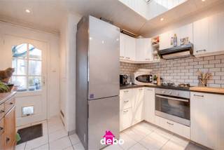 Betaalbare starterswoning met stadsterras nabij het centrum van KortrijkDeze charmante rijwoning biedt ca. 140 m² woonoppervlakte en combineert...