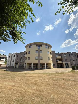 Dit unieke appartement van maar liefst 255 m² biedt een zeldzame combinatie van ruimte, licht en comfort op een toplocatie vlakbij het centrum...