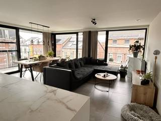 Dit prachtige 2 slaapkamer appartement, is gelegen in residentie Korenaar op de hoek van de Demerwal en de Korenstraat, pal in het centrum van de stad Bilzen.<br />Stap de voordeur uit en wandel rechtstreeks naar je favoriete winkels en het bruisende centrum met al zijn horecafaciliteiten.  Een topligging door de doordachte mobiliteit rond Bilzen, en met de oprit van de autosnelweg op amper 2 km.  Binnen het kwartier bereik je Maastricht, Hasselt en Genk.<br />Dit mooie appartement heeft volgende indeling:<br />inkomhal met ruime berging, een leefruimte met een overvloed aan natuurlijk lichtinval met een geïntegreerde keuken. een ruim terras van meer dan 32 m², 2 slaapkamers, een badkamer en toilet.  Ondergronds is er een autostaanplaats en een kelderberging.<br />Pluspunten voor dit appartement:<br />- hoek-appartement met veel lichtinval<br />- ruim terras van 32 m²<br />- ligging in centrum Bilzen<br />- ondergrondse autostaanplaats inbegrepen<br />- voorzien van verlichting, vliegendeuren en verduistering<br /><br />Wens je dit prachtige appartement te bezichtigen, neem dan contact op met Valère Vangeel op het nummer 0472/32.34.24 of mail valere@vestio.com .