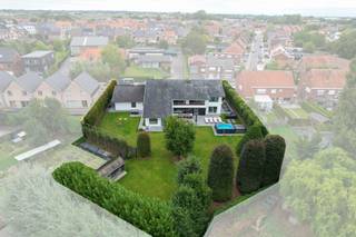 Exclusieve ruime villa op 1.965 m² - ook geschikt voor kangoeroe wonen In een rustige en aangename straat in Staden bevindt zich deze uitzonderlijke...