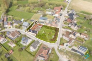 Charmante hoeve met ruime grond in het hart van HerzeleDeze karaktervolle hoeve, gelegen in de Winkelstraat, bevindt zich op een royaal perceel van...