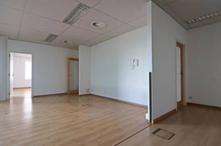 Op het Westwing Park in Roeselare vinden we deze kantoorruimte van 268 m² gelegen langs de E403 tussen Kortrijk en Brugge.<br /><br />Dit open space kantoor bevindt zich op de eerste verdieping en beschikt over een receptie, 3 aparte burelen, vergaderzaal, archiefruimte en een kitchenette. <br /><br />Voorzieningen:<br /><br />verwarming<br />airco<br />ventilatie<br />systeemplafond<br />Er is een mogelijkheid om 6 ondergrondse parkeerplaatsen bij te huren voor 750 euro per jaar.