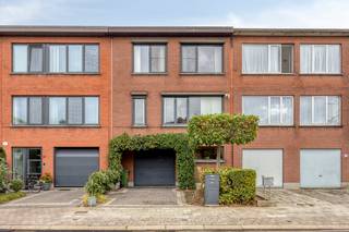 Wilt u een energiezuinig en lichtrijk huis kopen in Ekeren? Deze uitstekend onderhouden woning op Kouter 60 combineert rust, ruimte en comfort op een toplocatie.<br /><br />Bij het betreden van de woning komt u in de ruime inkomhal met gastentoilet. De gelijkvloerse verdieping biedt direct toegang tot een royale garage met volop opbergruimte. Aansluitend bevindt zich een multifunctionele ruimte met douche — ideaal als extra slaapkamer, bureau of werkplaats — die via een schuifraam uitgeeft op de onderhoudsvriendelijke tuin.<br /><br />Op de eerste verdieping baadt de leefruimte in het natuurlijk licht, sfeervol afgewerkt met een gezellige gashaard. De volledig geïnstalleerde keuken is uitgerust met o.a. een kwalitatief composiet werkblad, stoomoven, combi-oven en vaatwasser. Via het schuifraam stapt u op het ruime overdekte terras met pergola (2024), waar een trap rechtstreeks naar de tuin leidt. De tweede verdieping telt 3 volwaardige slaapkamers en een compleet uitgeruste badkamer.<br /><br />Deze woning te koop ligt in een gezinsvriendelijke buurt van Ekeren, op wandelafstand van het centrum met winkels, scholen en openbaar vervoer.<br /><br />Bijzonderheden:<br />- Energiezuinig: 19 zonnepanelen (4.560 Wp), daken geïsoleerd en HR-glas<br />- Nog tot 2031 groenestroomcertificaten ca. €1.100 / jaar<br />- Verwarmingsketel 2020<br />- Multifunctionele ruimte op de begane grond met eigen douche<br />- Rustige ligging in Ekeren nabij centrum en openbaar vervoer (trein/bus)<br /><br />Dit instapklare vastgoed te kopen in Ekeren biedt alles voor een zorgeloze toekomst.<br /><br />Bent u geïnteresseerd om dit vastgoed te kopen in Ekeren? Aarzel dan niet om ons te contacteren. Het Dewaele vastgoedkantoor van Merksem te Lambrechtshoekenlaan 183 staat graag tot uw dienst. Had u graag een gratis schatting van uw eigendom via ons immokantoor? Bel ons voor een vrijblijvend gesprek of mail naar maxime.weyler@dewaele.com.<br /><br />Bestuursmaatregelen in het maatregelenregister: nee